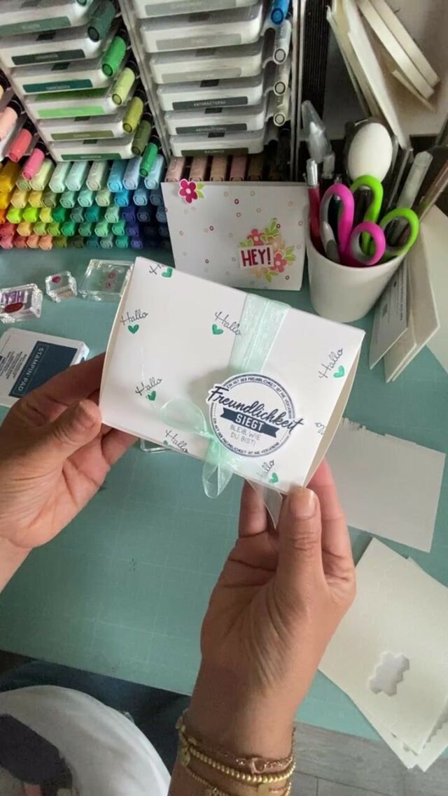 Heute bei #paulitv eine Schachtel ohne Kleben. 
Easy, peasy!!
☀️☀️
Und der geniale Stempel ist aus dem Kreativset 
Freundliche Karten. ☺️
Findest du bei mir im Shop. 

Code für die Juni-Überraschung:
6CKMZDBZ 
einfach im Shop angeben. 
☺️danke!

#kreativmitpauline #cardmaking #kartenbasteln #diy #stampinup #cardinspiration #inspiration #paulinespapier #tutorial #verpackung