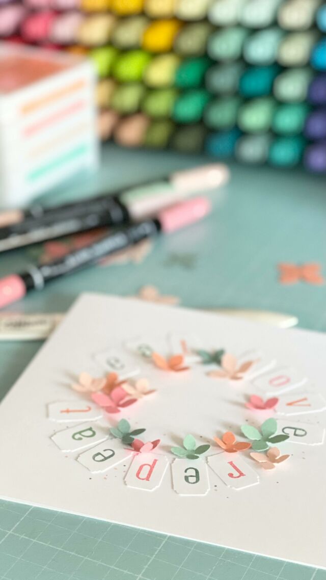 [[Werbung] 

Eat.
Love.
Repeat. 

Wir brauchen eine moderne Hochzeitskarte und diese wird es sein….
Minzmakrone 
Seladon
Kirschblüte 
FlamingoRot 
Grapefruit

Herzlichen Dank fürs Zuschauen! #paulitv mit Anleitung für eine Karte! 
#tutorial #cardmaking  #cardmakingideas #stampinup #punch #hochzeitskarten #stempelliebe #paulinespapier