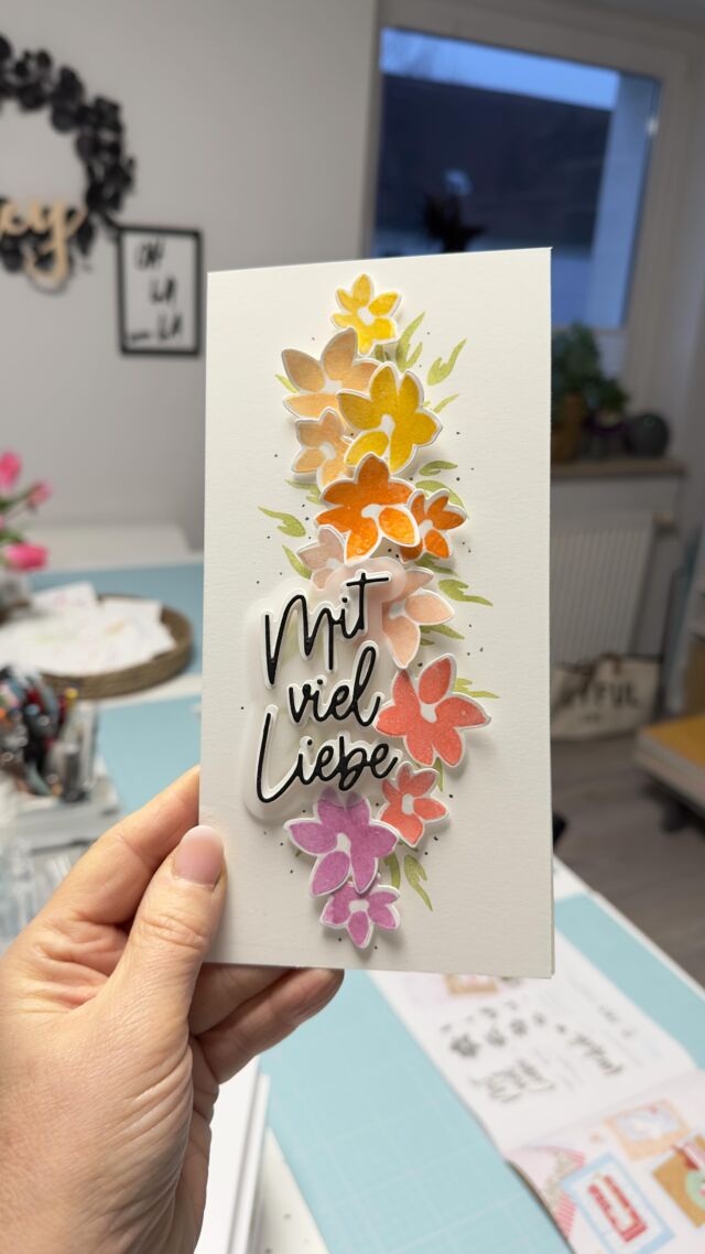 #diecutting  and #heatembossing  at it’s finest! I love the shiny colours . Those flowers  bring a glimpse of spring! 
#stampinup  #flowers #cardmaking #ruhrgebiet #nrw #papercrafts #paulinespapier #workshop #papierliebe #paperartist #paperart