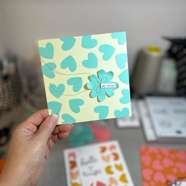 Ich liebe diese schönen knalligen Farben!  Und wenn die Karten dann besonders einfach zu fertigen sind, umso besser. 
Jetzt im Januar gibt es für jede 60€ Einkaufswert ein Geschenk. Hier siehst du die Stempelsets. 🙂sind das nicht coole Sprüche?! 
#stampinup #kartenliebe #cardmaking #cardmakersofinstagram #kartenkunst #kartenmacherei #colors #tutorial #paperlover #paulinespapier #nrw #ruhrgebiet